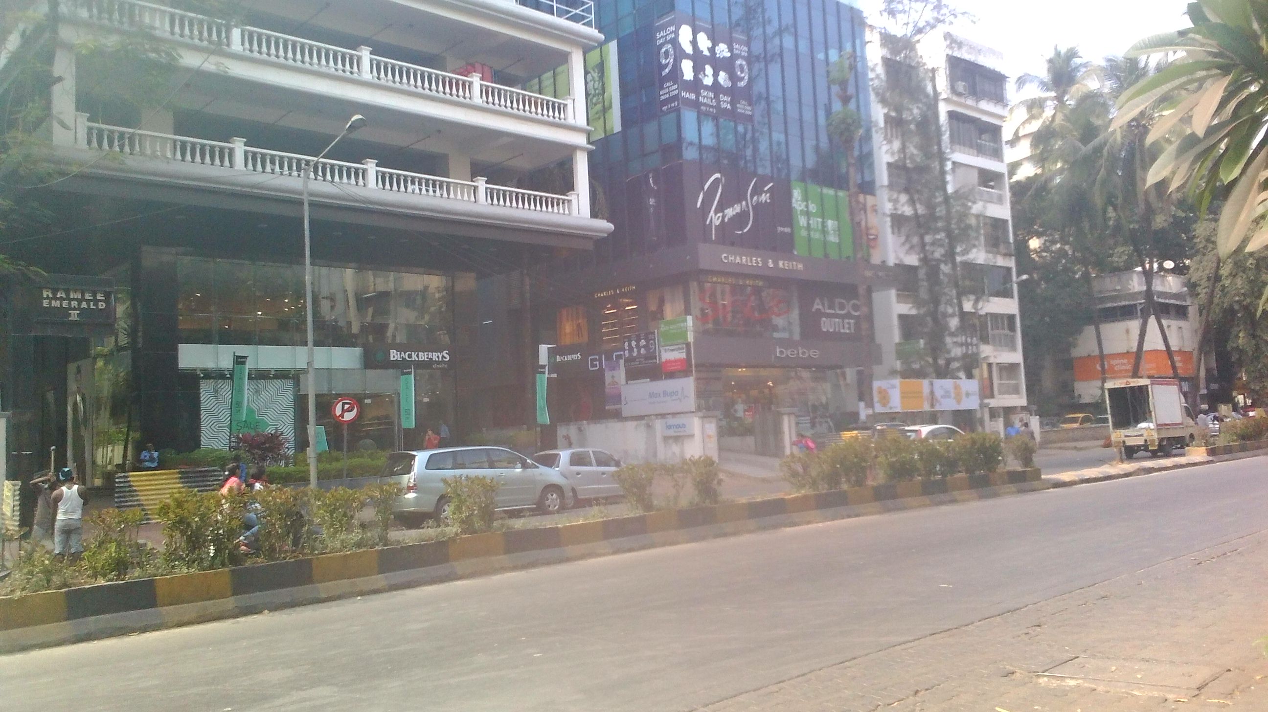 Commercial Shops for Rent in Commercial Shop For Rent in Linking Road, , Santacruz-West, Mumbai